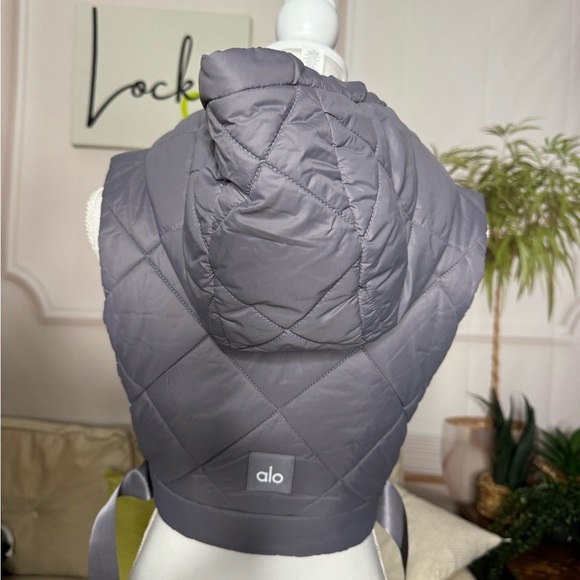 Alo Cropped Snowrider Sleeveless Puffer top - Picture 5 of 5